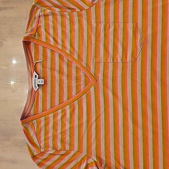 Title Nine Toad & Company V-Neck T-shirt M - Picture 4 of 6